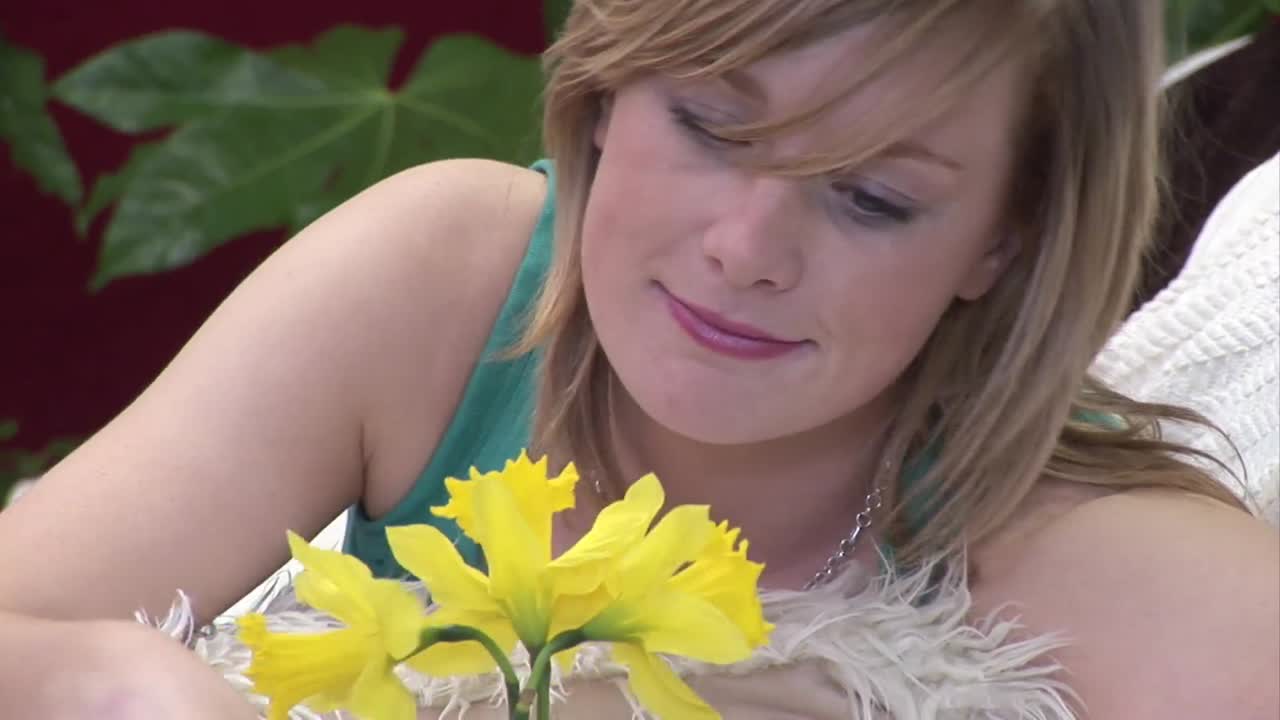 꽃  ⁇ 새를 맡는 여자