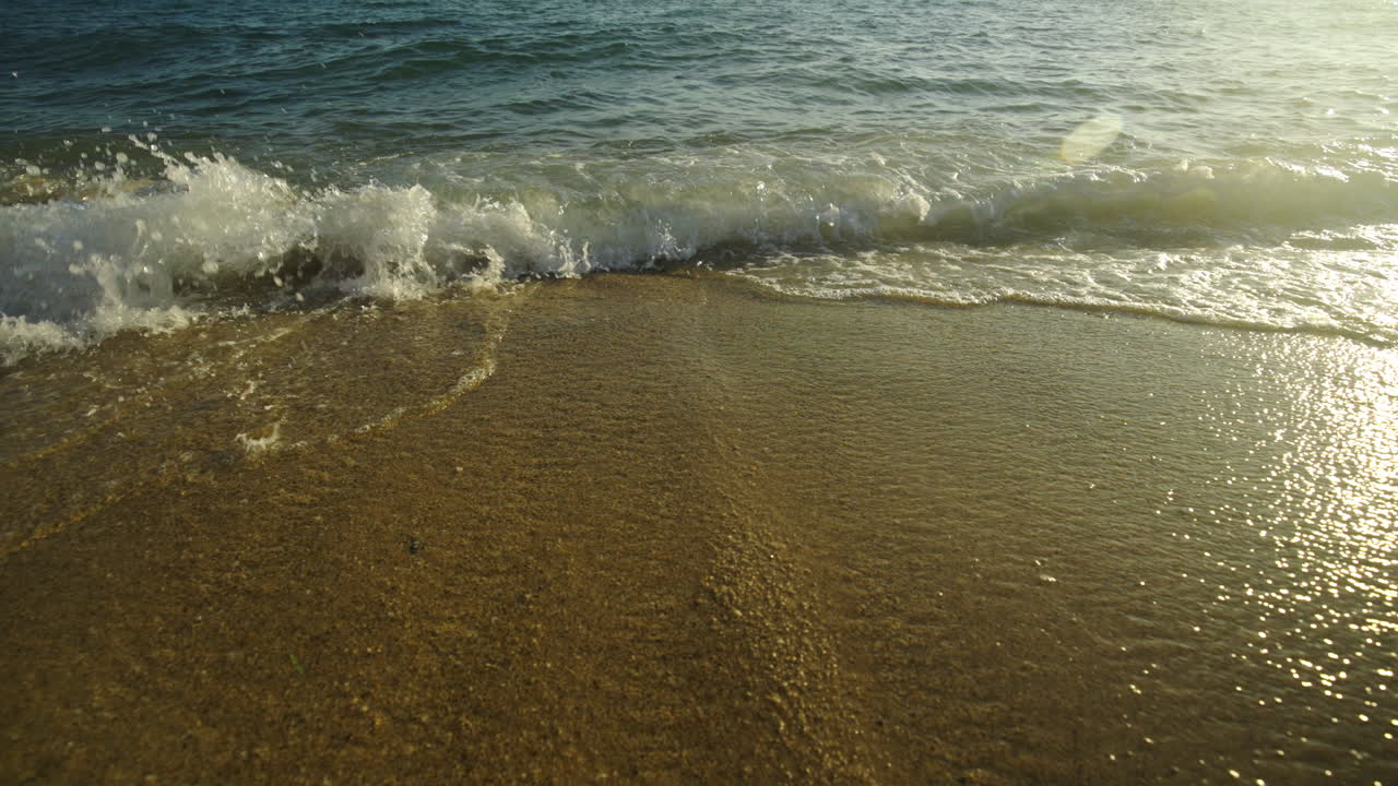 해가 지는 해변의 파도