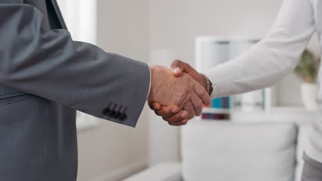 darse la mano, saludarse, despedirse, felicitarse, comprar, vender, alquilar un apartamento, regatear