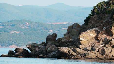 Unbewohnte-Felseninsel-Drenia-In-Chalkidiki,-Griechenland