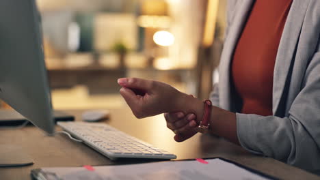 Mujer-De-Negocios,-Dolor-De-Manos-Y-Muñecas-En-La-Oficina