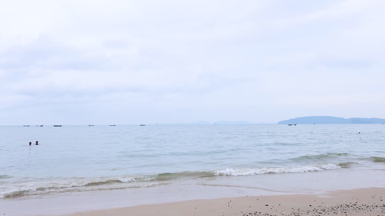 해변을 즐기는 사람들은 조용한 크라비 해안선을 즐긴다.