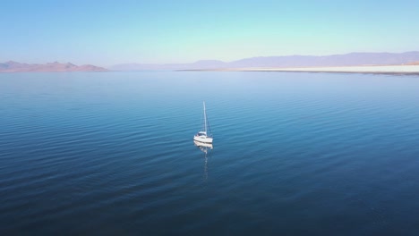 Einsames-Segelboot-In-Wunderschöner-Landschaft-Am-Großen-Salzsee,-Antenne