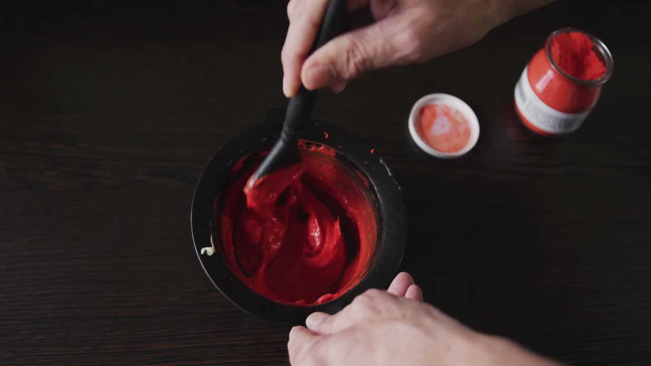 vista de cerca del peluquero mezclando productos