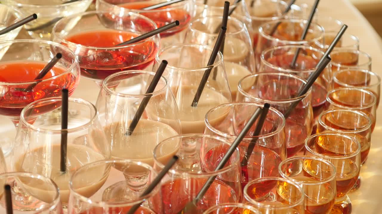 결혼식 뷔페 테이블에서 다양한 신선한 과일 - 과일과 베리 - 결혼식 테이블 장식 - 뷔페 리셉션 - 과일 와인 - 페인 - 결혼 식탁 장식