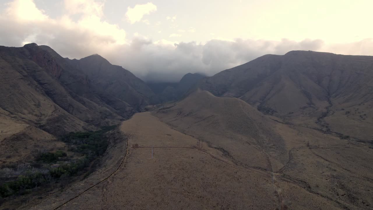 Una veduta aerea che rivela un terreno per lo sviluppo residenziale nelle Isole Hawaii