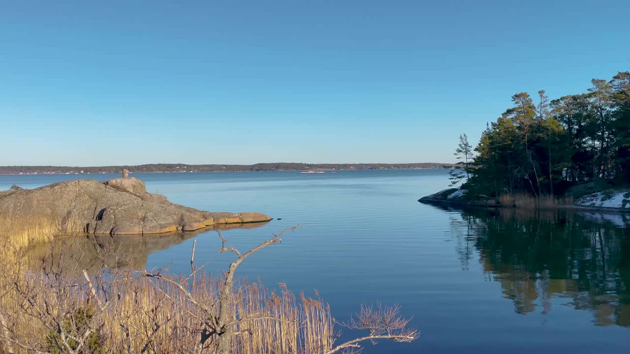 vista del mar báltico desde el archipiélago de estocolmo en un día soleado, vista estática