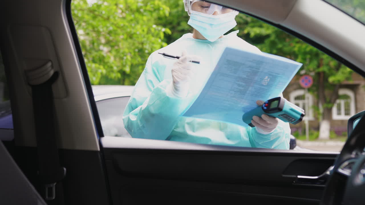 자동차에서 온도 검사를 수행하는 의료 전문가