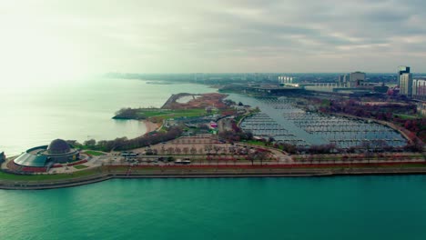 Disparo-De-Un-Dron-Sobre-El-Paseo-Marítimo-Y-El-Planetario-Alder-Desde-Chicago,-EE.UU.