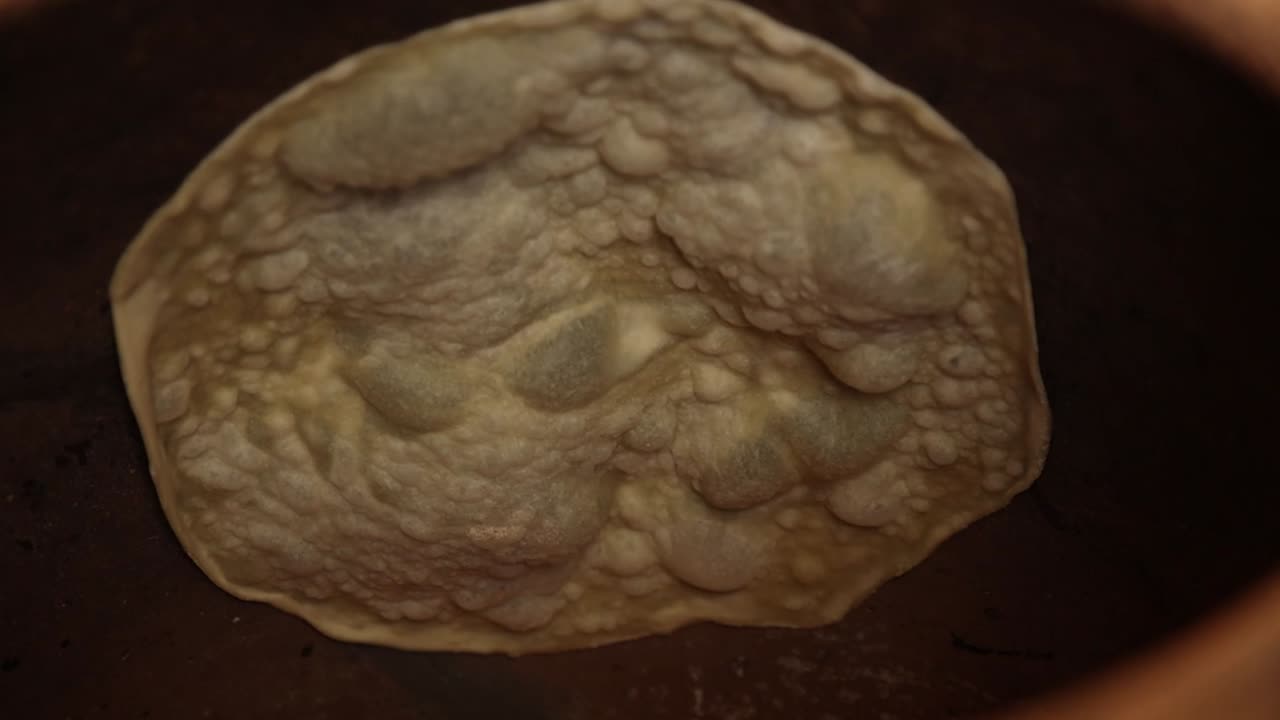 Roti tilberedes i en tandoorovn