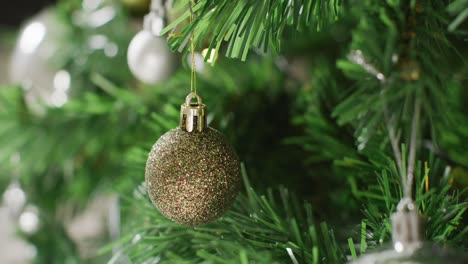 primer plano de las bolas de navidad y las decoraciones en el árbol de navidad verde