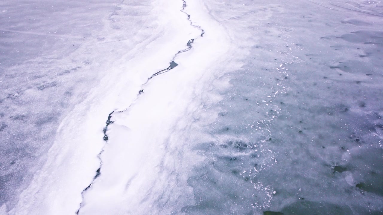 五大湖の凍った氷床の上空を飛行するドローンからの映像。