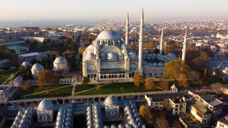 vista aérea de la mezquita de suleymaniye con cielo despejado en estambul, turquía