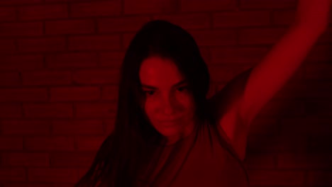 cerrar la cara de una bailarina bailando en la habitación roja
