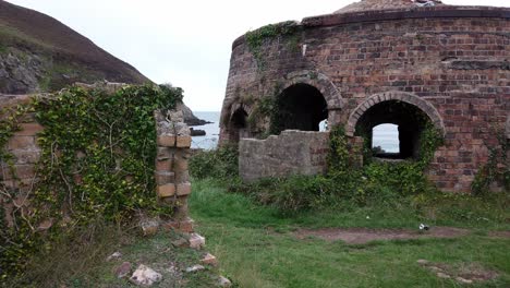 Explorando-Caminar-Por-Las-Ruinas-Abandonadas-Del-Horno-De-La-Cúpula-De-Ladrillo-Galés-De-Porth-Wen