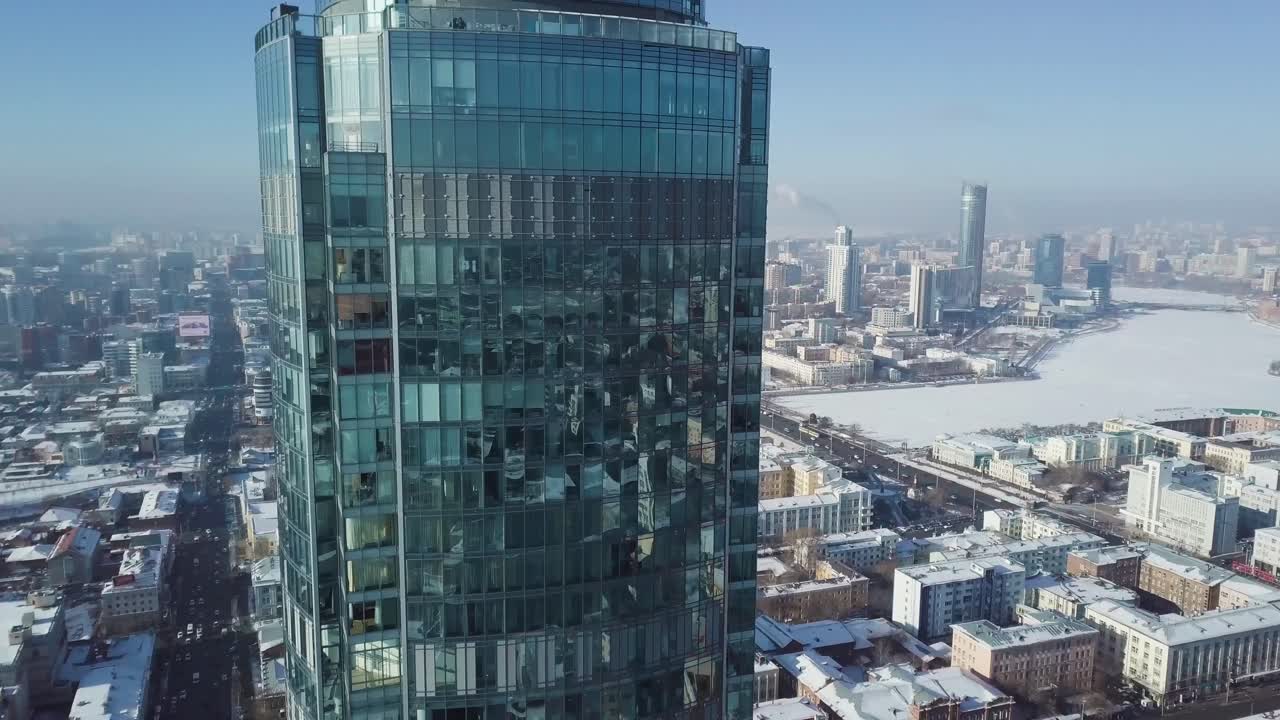 rascacielos moderno en una ciudad de invierno