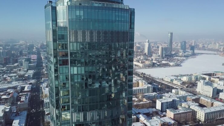 Grattacielo moderno in una città invernale