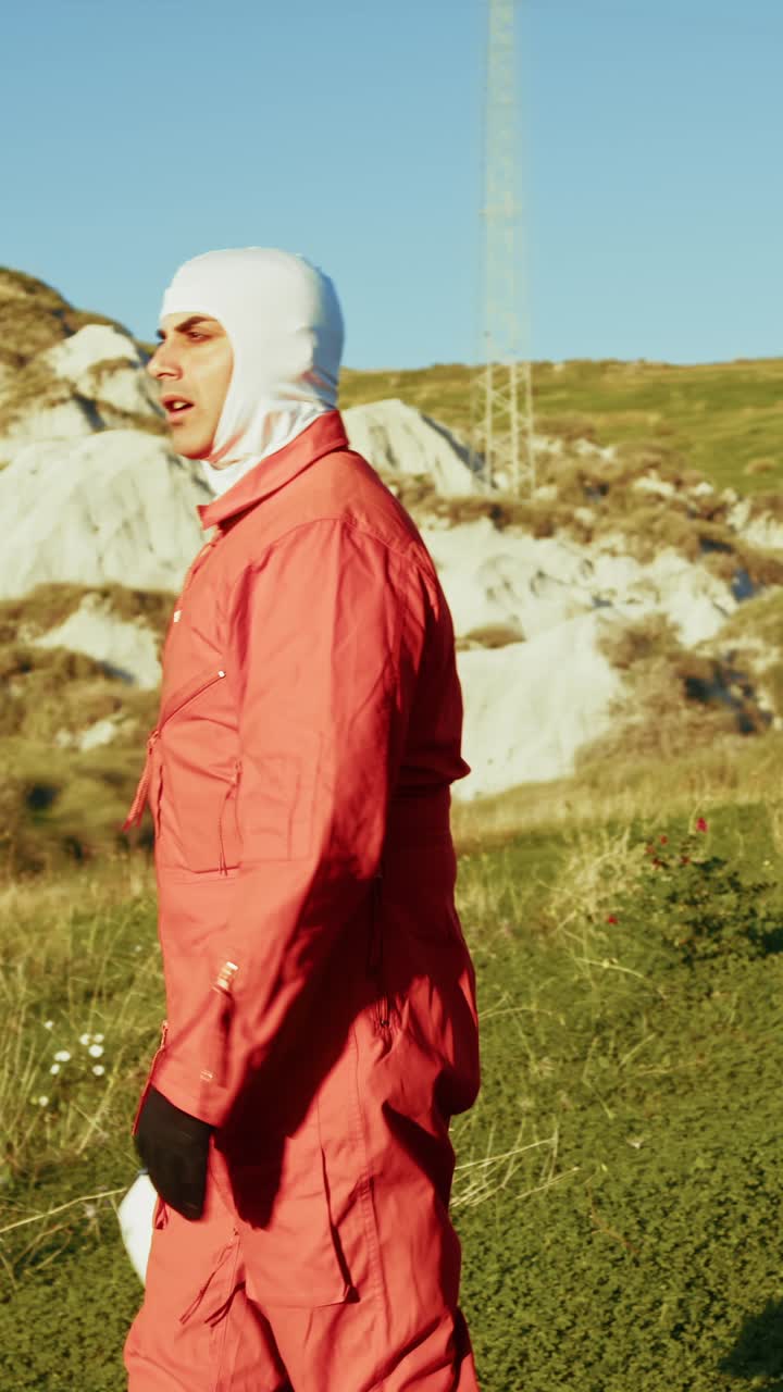 우주비행사는 새로운 황폐한 행성에서 주변을 둘러보고 있습니다.