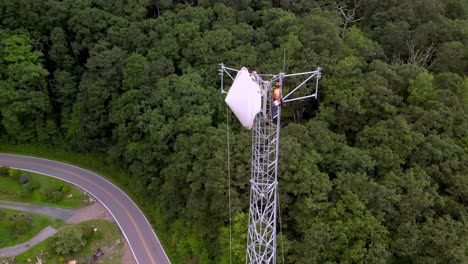 antena de la órbita de la torre de comunicaciones en las montañas de nc cerca de boone y sampson nc