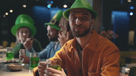 retrato de un hombre feliz sonriente mirando a la cámara con una jarra de cerveza