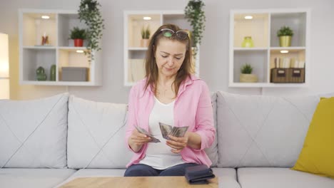 Rich-woman-counting-money.-She-has-a-lot-of-money.