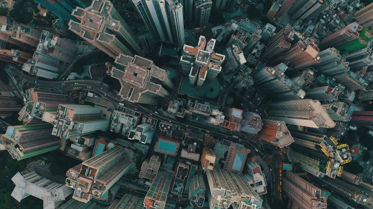 Toma cinematográfica con dron de una ciudad con muchos rascacielos durante el día