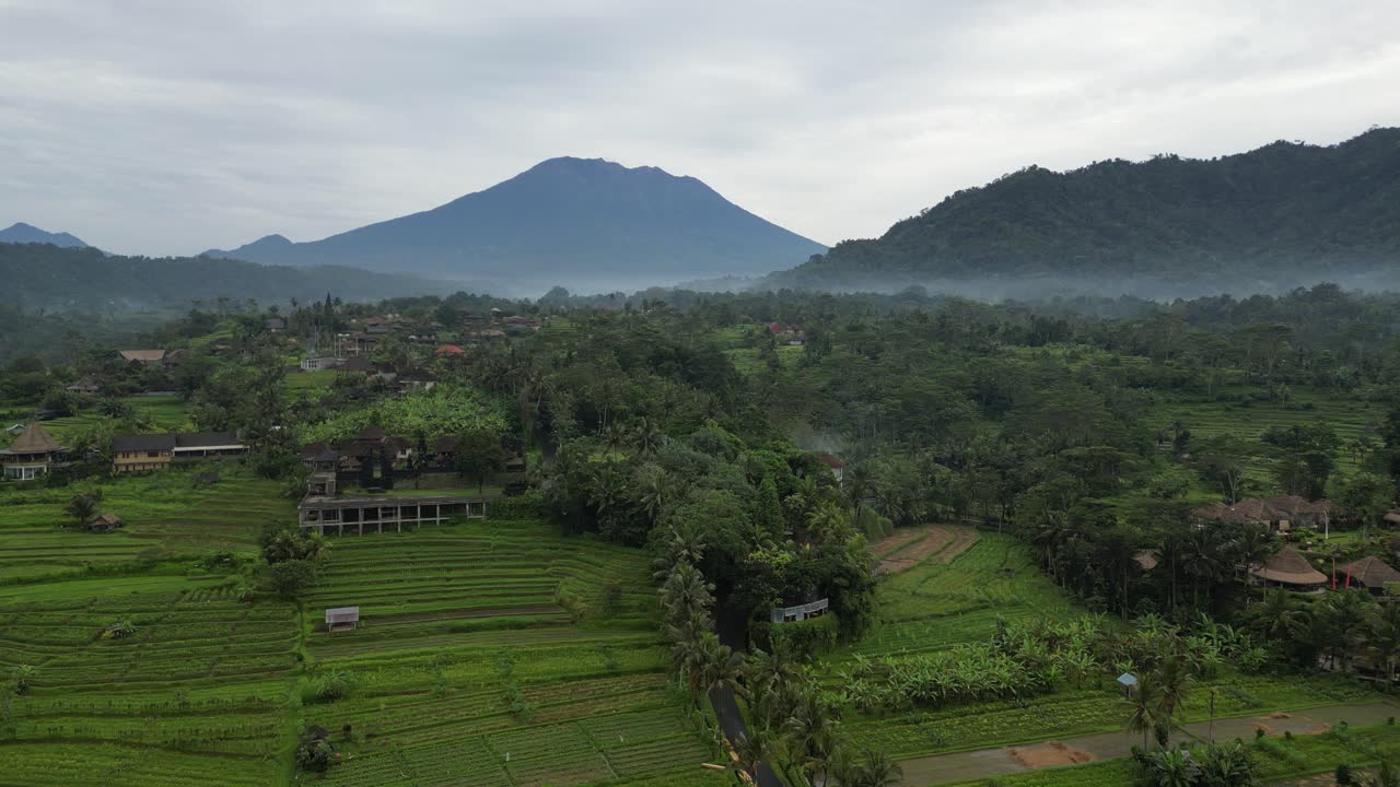 monte agung en una mañana brumosa y nublada durante la temporada de lluvias en bali