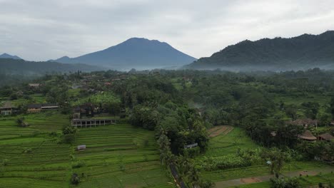 Mount-Agung-An-Einem-Nebligen,-Bewölkten-Morgen-Während-Der-Regenzeit-Auf-Bali