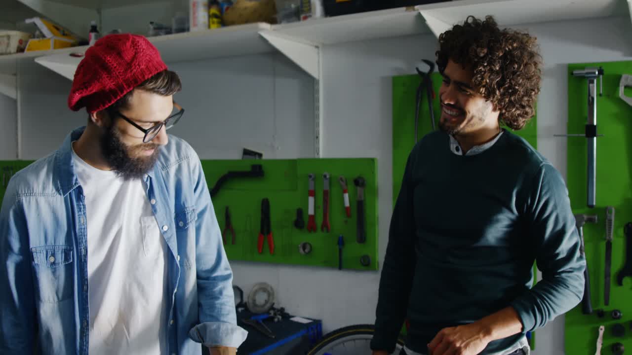 기계가 워크 ⁇ 에서 하이 파이브를 주는