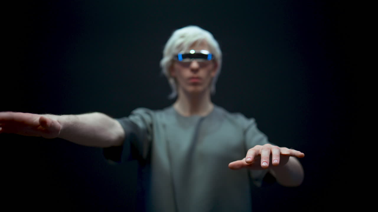 hombre que mueve un objeto invisible. hombre involucrado en un entorno interactivo