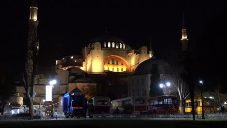 la noche de estambul, hagia sophia en la plaza del sultán ahmet. turquía