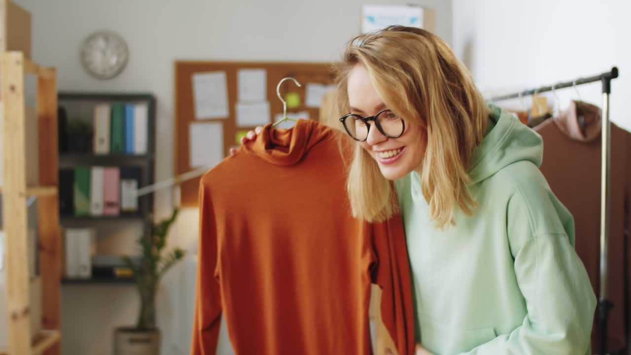 mujer modelando un suéter de cuello falso naranja