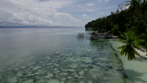 Raja-Ampat-Luftaufnahme-Des-Strandes-Und-Des-Riffs-An-Einem-Heißen,-Sonnigen-Tag