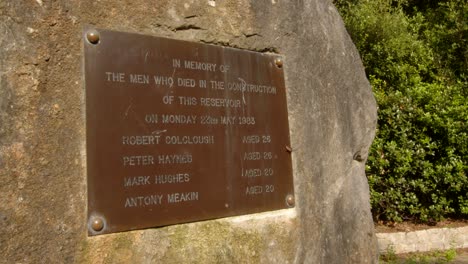 placa conmemorativa a los trabajadores que murieron construyendo el depósito de agua de carsington