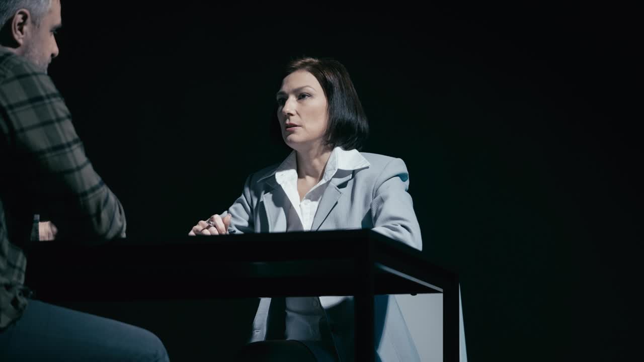 detective mujer presionando a un testigo, obligando al hombre a firmar testimonios falsos