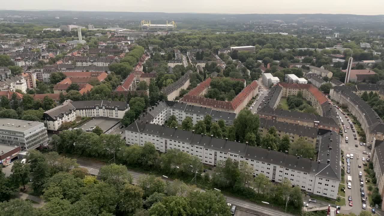 vista aérea de casas residenciales en la calle suburbana de la ciudad de dortmund, alemania