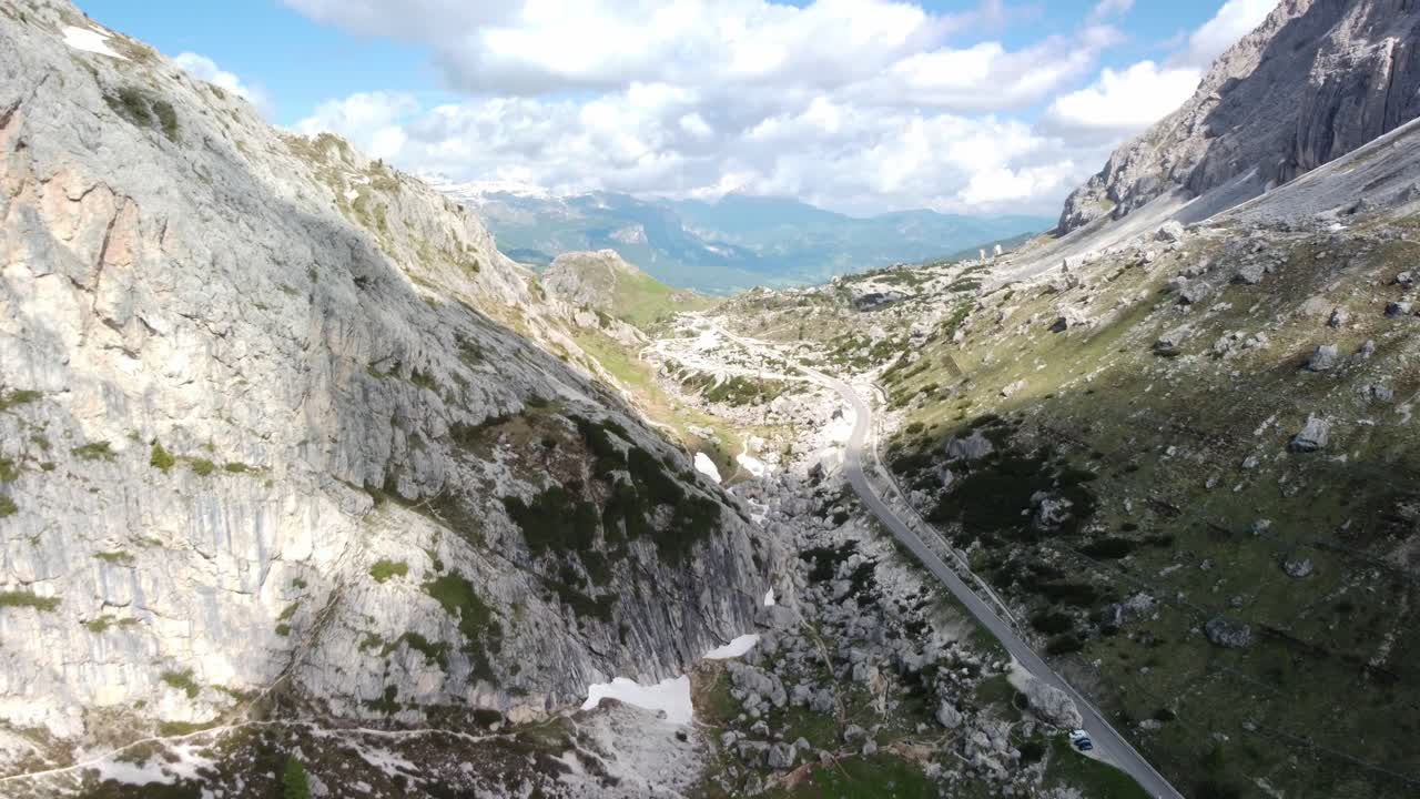 carretera en las montañas rocosas en paso di falzarego en la provincia de belluno en italia