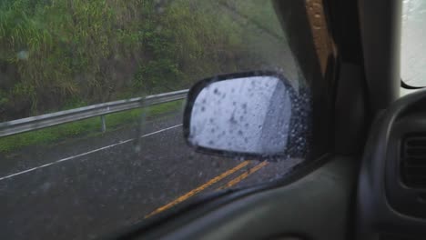 Toma-Pov-De-Mirar-A-Través-Del-Espejo-Del-Auto-Sin-Visibilidad-En-Temporada-De-Lluvias-En-Costa-Rica