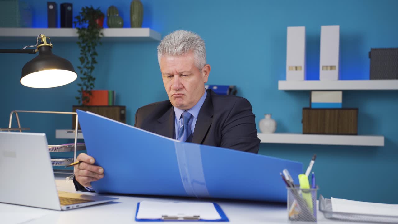 분노한 사업가는 서류 파일을 닫습니다.