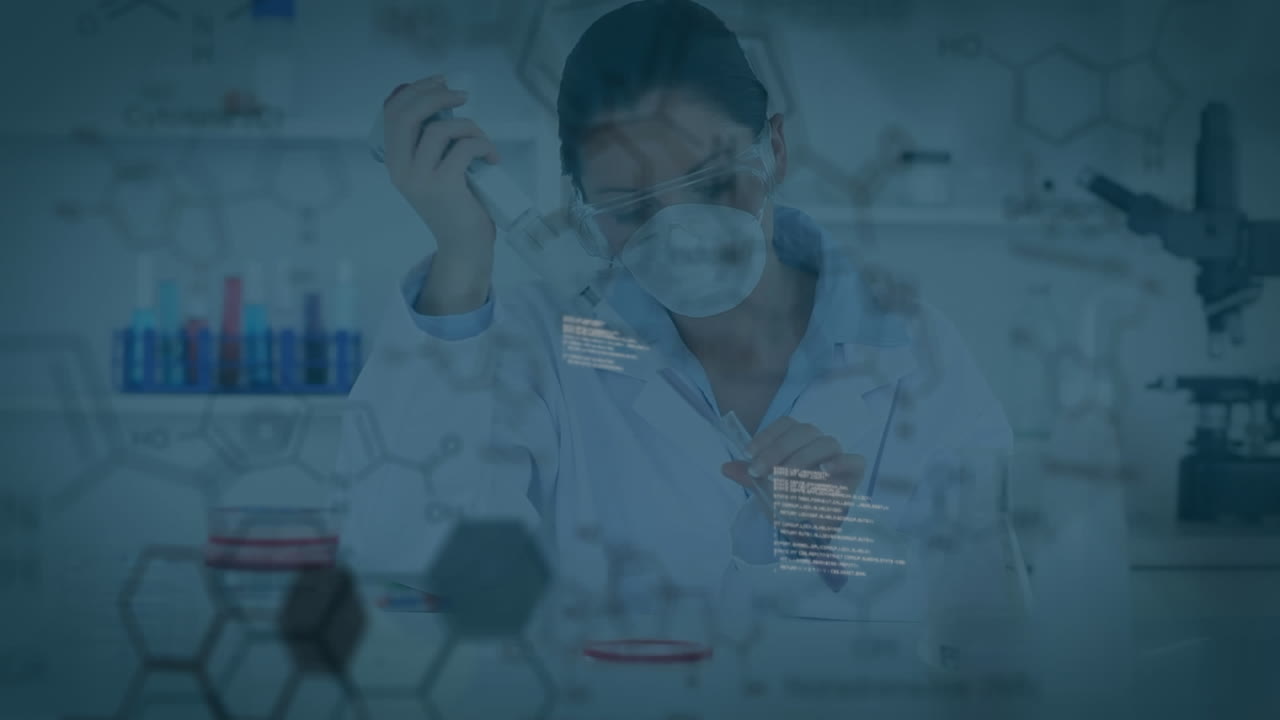 animación de procesamiento de datos médicos sobre una científica caucásica que trabaja en un laboratorio