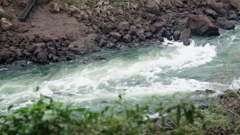 una vista del río iguazu en vídeo en cámara lenta