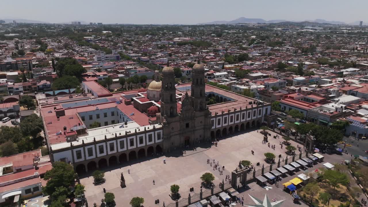 drone sobrevuela de guadalajara, méxico revelando la basílica de nuestra señora de zapopan