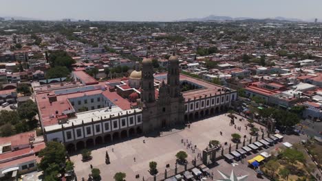 Drone-flyover-of-Guadalajara,-Mexico-revealing-Basilica-of-Our-Lady-of-Zapopan