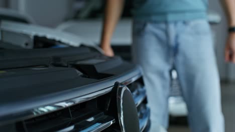 inspección o mantenimiento de automóviles
