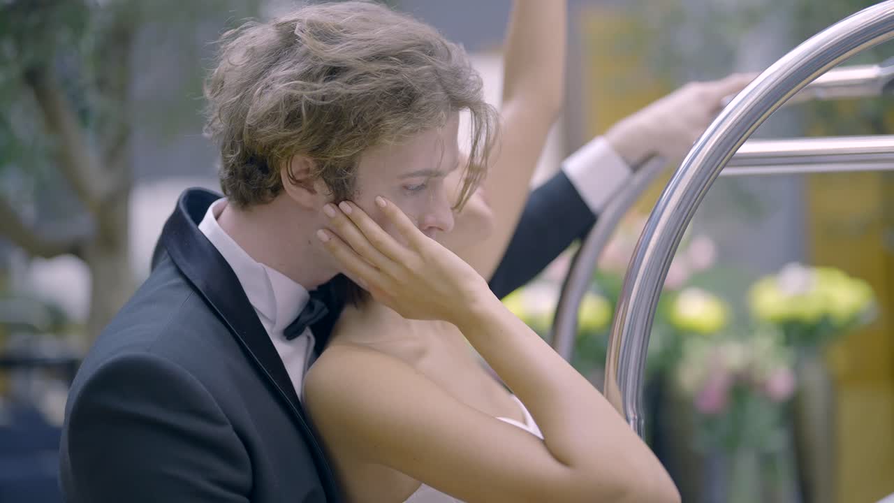 은 호텔에서 만적인 순간을 보내고 있습니다.