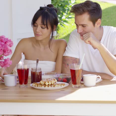 paar beim frühstück am tisch im freien