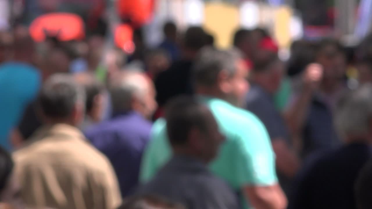 multitud borrosa en la calle de la ciudad