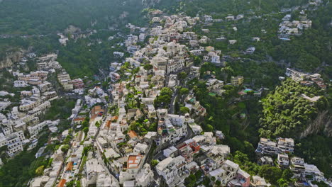 Positano,-Italien,-Luftaufnahme-V6,-Vogelperspektive,-Überführung-Einer-Stadt-An-Einer-Klippe,-Aufnahme-Eines-Hangviertels-Mit-Farbenfrohen-Terrassengebäuden,-Umgeben-Von-üppiger-Vegetation-–-Aufgenommen-Mit-Mavic-3-Cine-–-Mai-2023