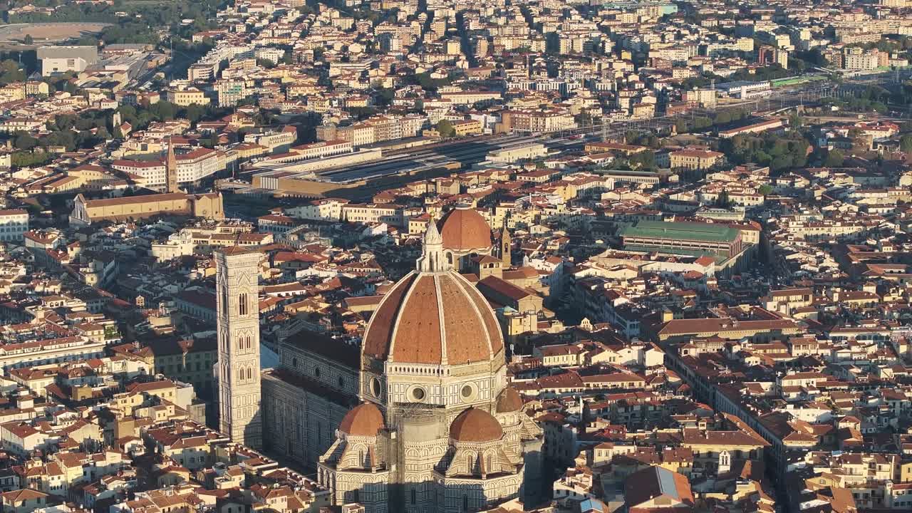 Splendida vista aerea dall'alto ripresa da un drone che mostra il famoso Duomo di Firenze, il Campanile e i tetti della città circostante bagnati dalla luce del sole mattutino