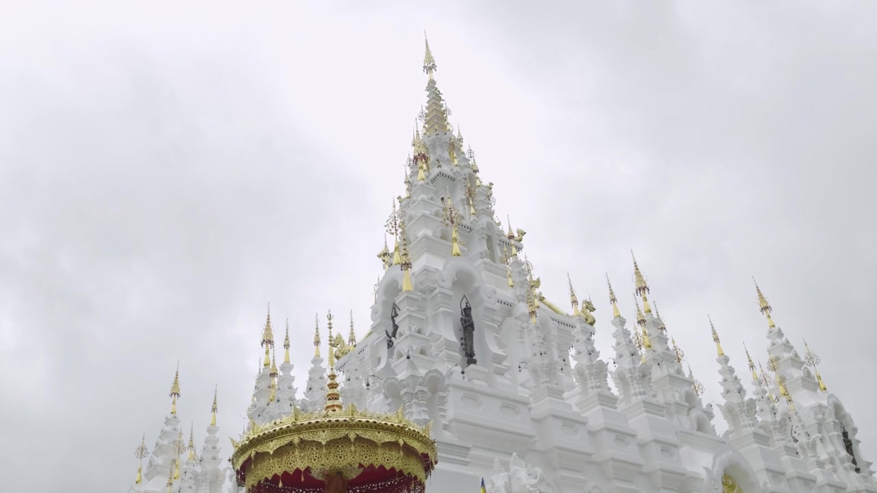 Passeggiata cinematografica al rallentatore intorno a un tempio buddista thailandese bianco